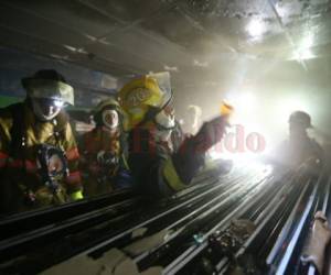 Los bomberos atendieron el aviso de fuego en el centro educativo. Foto: Alex Pérez / El Heraldo.