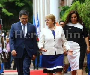 1. Honduras y Chile firman convenios para fortalecer área minera y comercial. Honduras y Chile firmaron este miércoles acuerdos de cooperación en materia de protección del ambiente y minería, durante la visita de la presidenta chilena Michelle Bachelet. Los ministros del Ambiente José Galdámez (hondureño) y Marcelo Mena (chileno) suscribieron un memorando que incorpora a Honduras a la lucha encabezada por Chile para la protección de los océanos de materiales plásticos.