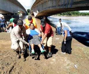 En las imágenes se observa a los bomberos de Choloma, El Progreso y La Lima rescatando a personas aisladas, llevando agua a damnificados en bulevares, comida y despejando calles.
