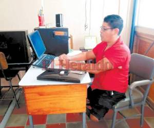 Sin importar su discapacidad, el profesor Osías Flores le enseña todo lo que sabesobre sistemas a los niños de la Escuela Manuel Andara de Comayagua.