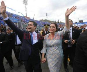 Juan Orlando Hernández saluda a sus seguidores mientras camina por la pista olímpica del estadio Nacional junto a su esposa, la Primera Dama, Ana García de Hernández.