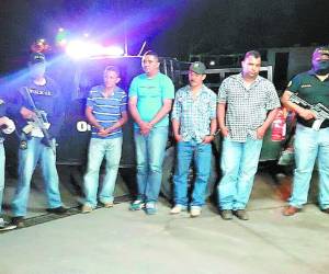 De los detenidos, el policía era el segundo de izquierda a derecha.