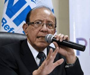 El Comisionado Nacional de Derechos Humanos Roberto Herrera Cáceres habla durante la presentación, junto con el jefe interino del Alto Comisionado de las Naciones Unidas para los Refugiados (ACNUR) en Honduras, Lorena Nieto (fuera de marco), del informe sobre el desplazamiento forzado en Honduras, en Tegucigalpa.