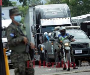 Los vehículos son custodiados fuertemente por las FF AA. Foto: Alex Pérez/El Heraldo