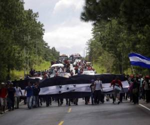 La caravana de mis hondureños ya avanzaron a Chiquimula, tras cruzar la frontera entre Guatemala y Honduras. (Foto: AP)