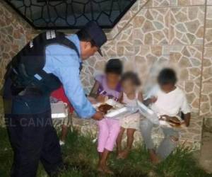 Miembros de la Policía Nacional alimentaron a los menores que fueron abandonados por su madre.
