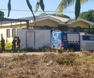 Luego de que se registrara la masacre de siete personas en la colonia 9 de Diciembre de Puerto Cortés, zona norte de Honduras, autoridades realizaron inspección en una vivienda desde donde se habrían planificado los últimos homicidios múltiples.