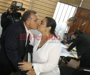 El expresidente de la República, Porfirio Lobo, saludó en la sala de juicios con un beso a su esposa Rosa Elena Bonilla.