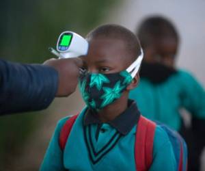 Los sistemas de salud de África son los peor financiados y con menos personal del mundo, y ya hay más de 2,000 trabajadores de salud infectados, según la OMS. AP.