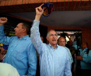 El opositor venezolano Antonio Ledezma fue puesto en prisión domiciliaria, luego de haber sido arrestado en su casa. (AFP)