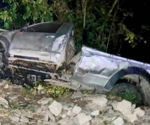 Un vehículo quedó partido a la mitad sobre la carretera CA-13 tras el violento choque frontal registrado la noche del jueves en la comunidad de Taujica, entre Tocoa y Trujillo, en el departamento de Colón.