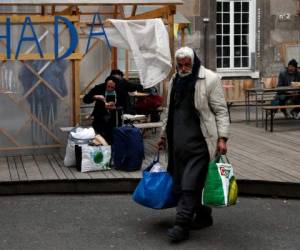 Personas sin hogar llegan al centro Aurore para migrantes y sin techo, en París, el 2 de abril de 2020.