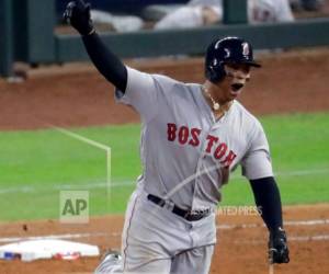 El dominicano Rafael Devers, de los Medias Rojas de Boston, celebra luego de conectar un jonrón ante los Astros de Houston, en el quinto juego de la Serie de Campeonato de la Liga Americana, el jueves 18 de octubre de 2018.