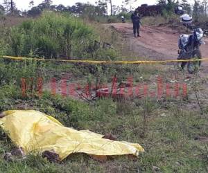 El cadáver de la víctima fue encontrado por las personas que pasaron por el lugar y reportaron que una mujer, de unos 25 años, estaba tirada en una zacatera a la orilla de la calle. Foto Alex Pérez / EL HERALDO