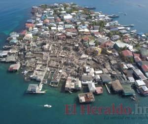 La destrucción persiste en la isla de Guanaja, se espera que esta semana comience la demolición.