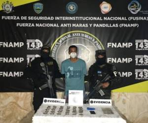 El sospechoso fue capturado en posesión de al menos 43 bolsitas de supuesta marihuana.