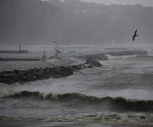 Las olas azotan la costa el sábado 12 de octubre de 2019, en Fujisawa, al oeste de Tokio. Foto: AP.