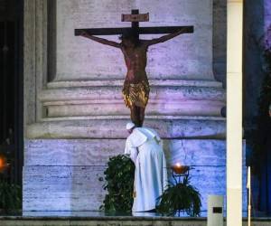 El papa Francisco ofreció una bendición especial conocida como Urbi et Orbi en la plaza de San Pedro en el Vaticano. Foto: AFP