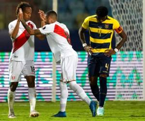 Andre Carrillo (izquierda), de la selección de Perú, festeja luego de conseguir el gol del empate ante Ecuador en el encuentro de la Copa América. Foto: AP