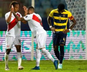 Andre Carrillo (izquierda), de la selección de Perú, festeja luego de conseguir el gol del empate ante Ecuador en el encuentro de la Copa América. Foto: AP