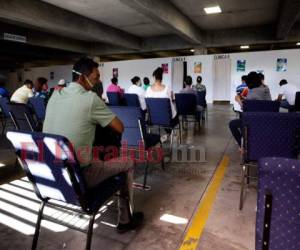 La sala de espera permanece llena de pacientes en el triaje del CCI. Foto: Emilio Flores/EL HERALDO.