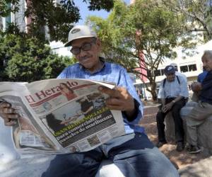 Los lectores recibieron con gran entusiasmo el cambio de formato del diario. Foto Alejandro Amador / EL HERALDO