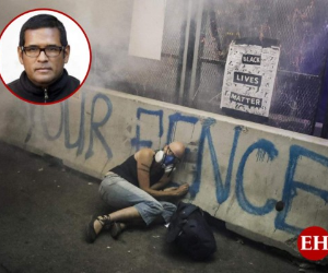 Un manifestante se esconde debajo de una barrera mientras los oficiales federales liberan gas lacrimógeno durante una protesta de Black Lives Matter en Oregon. Imagen con la que el hondureño Marcio Sánchez ganó el Premio Pulitzer 2021 por fotografía de noticias de última hora. Foto: AP / Marcio José Sánchez.