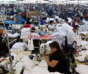 En el caso de la maquila, el empleador aporta 2,500 lempiras y el Gobierno de laRepública aporta 3,500 lempiras hasta alcanzar los 6,000 lempiras.