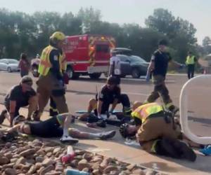 En esta imagen cortesía del ciclista Tony Quinones se ve a varias personas en el piso después de que el conductor de una camioneta embistiera con su vehículo a un grupo de ciclistas, en Show Low, Arizona. (Tony Quinones vía AP)