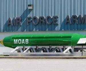 La bomba, conocida oficialmente como GBU-43, contiene 11 toneladas de explosivos. La Fuerza Aérea la apoda MOAB ('Mother Of All Bombs' o 'madre de todas las bombas').