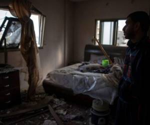 Un hombre palestino mira su dormitorio dañado después de ataques aéreos israelíes en Ciudad de Gaza, el martes 18 de mayo de 2021. Foto: AP