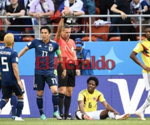 Momento en el que el árbitro levantaba su mano para mostrar la tarjeta roja a Carlos Sánchez de Colombia. (AFP)