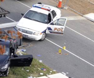 La escena del crimen es extensa y abarca unos tres hogares en el vecindario de Cedar Grove de Shreveport.