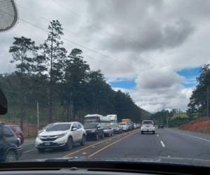 Las largas filas de vehículos comenzaron a reportarse desde el jueves, un día después del cierre de Toncontín para vuelos internacionales.