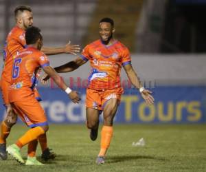 Carlos Róchez fue el gran protagonista de noche con su sensacional doblete para darle los primeros tres puntos del torneo a los Lobos. Foto: Emilio Flores | EL HERALDO