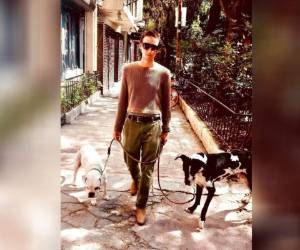Esta foto cortesía de Sophie Fustec muestra a su hermano Pablo Fustec que camina con sus perros Sasha, a la derecha, y Felipe, en la ciudad de México, en noviembre de 2019. Foto: AP