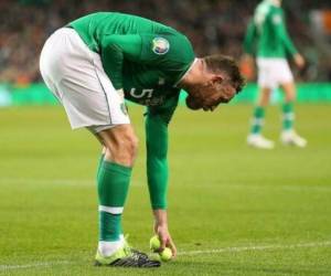 Docenas de pelotas de tenis fueron lanzadas al campo desde las gradas.
