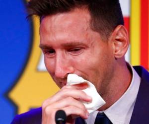 Lionel Messi rompe a llorar al inicio de una rueda de prensa de despedida a su club Barcelona, el domingo 8 de agosto de 2021. FOTO: AP