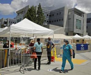 Una trabajadora de salud camina cerca de un lugar donde efectúan pruebas para detectar el nuevo coronavirus en el Centro Médico Valle de Santa Clara en San José, California. Foto: AP.