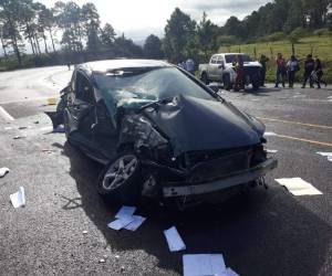 Este vehículo turismo impactó contra dos automotores en el kilómetro 30 de la carretera CA-5.