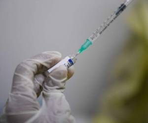 La OPS indicó que son los países los que tomarán la decisión final sobre quiénes deben inmunizarse primero. FOTO: AFP