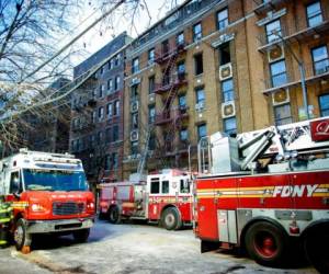 'Murió gente en varios pisos y su edad va de un año a más de 50', explicó el jefe de los bomberos de Nueva York, Daniel Nigo. Foto: AFP