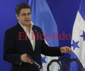 El mandatario Hernández tras su retorno de Chile ofreció una conferencia de prensa donde solo abordó temas de su viaje.