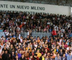 Estudiantes de primer ingreso del Instituto Central Vicente Cáceres (ICVC) durante la ceremonia de bienvenida que año a año se realiza en el gimnasio. Fotos: David Romero/ EL HERALDO
