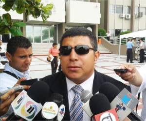 El abogado Elvin Carrillo, defensor de Juving Suazo, se presentó a conocer el estado de la petición de extradición inmediata presentada ante la CSJ. (Foto: Rodolfo Isaula)