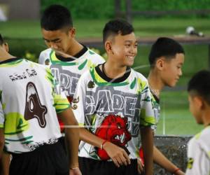 Vestidos con uniformes de color verde, blanco y negro y adornados con un jabalí rojo -el sobrenombre del equipo-, los niños hicieron una demostración breve de sus destrezas con el balón antes de responder a las preguntas de los reporteros, las cuales fueron revisadas antes de la conferencia. (AP)