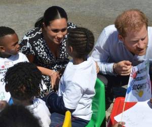 La pareja real se reunió con habitantes de District Six, una vibrante comunidad de diversas razas que fue reubicada del centro de la ciudad durante el régimen de apartheid. Foto: Agencia AP.
