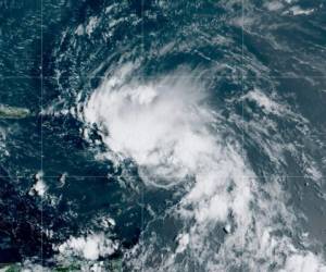Esta imagen de satélite del viernes 21 de agosto de 2020, difundida por la Oficina Nacional de Administración Oceánica y Atmosférica de Estados Unidos (NOAA, por sus siglas en inglés), muestra a la tormenta tropical Laura en el océano Atlántico.