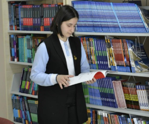 L'énergie produite est stockée dans la batterie et peut soulager le réseau électrique local en fournissant aux habitants une source supplémentaire d'électricité.