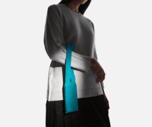 Apple presentó este martes el iPhone Pocket (bolsillo para el iPhone), una edición limitada de una bolsa tejida para guardar un teléfono, que la compañía estadounidense creó junto al diseñador japonés Issey Miyake.